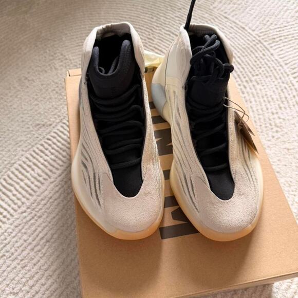 Yeezy QNTM white sneakers main image 6